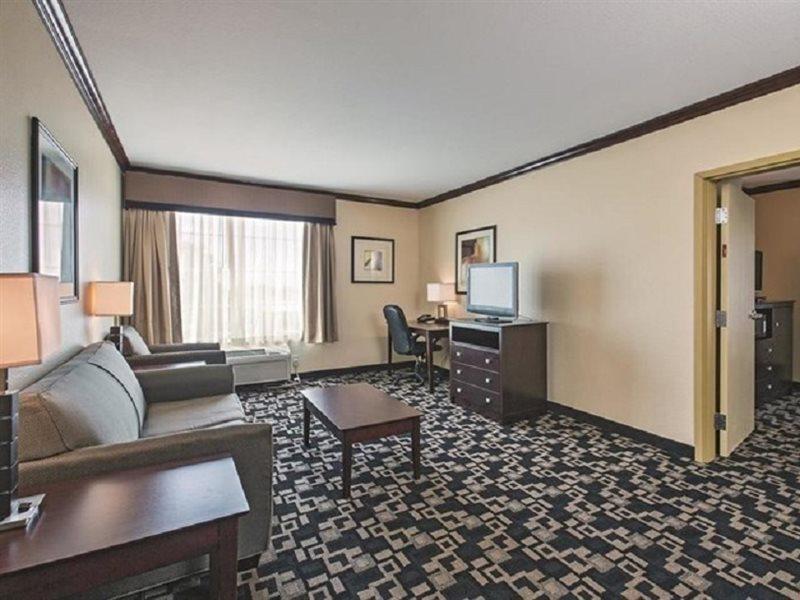 La Quinta Inn And Suites Joshua 外观 照片