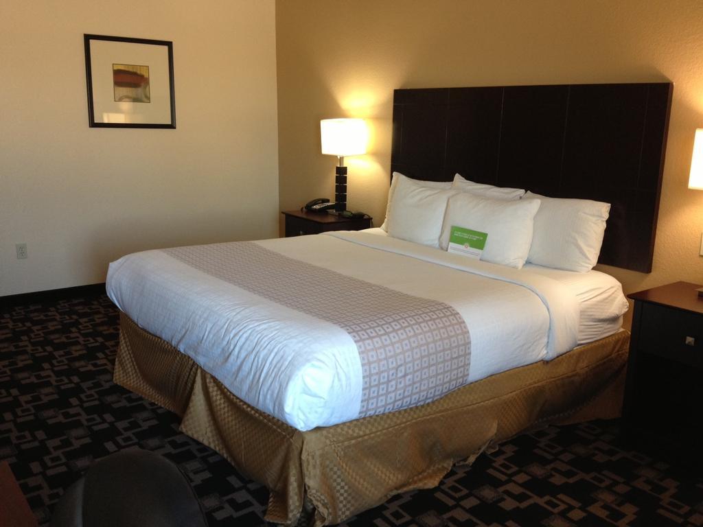 La Quinta Inn And Suites Joshua 外观 照片