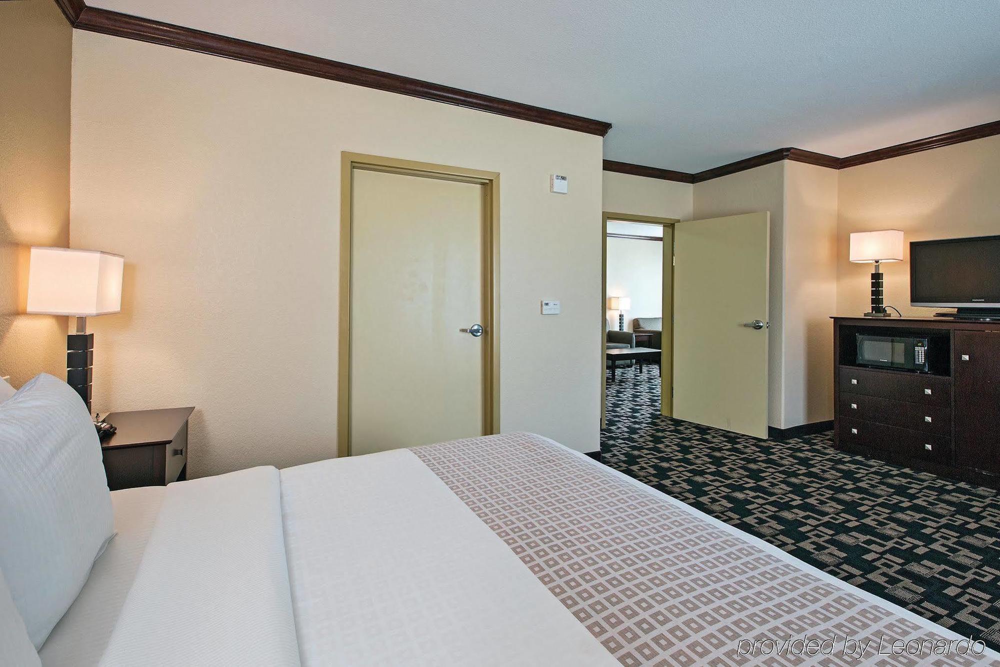 La Quinta Inn And Suites Joshua 外观 照片
